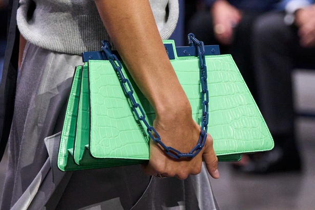 عرض أزياء Fendi  لربيع وصيف 2023 يضفي بُعدًا جديدًا للأزياء العمليّة