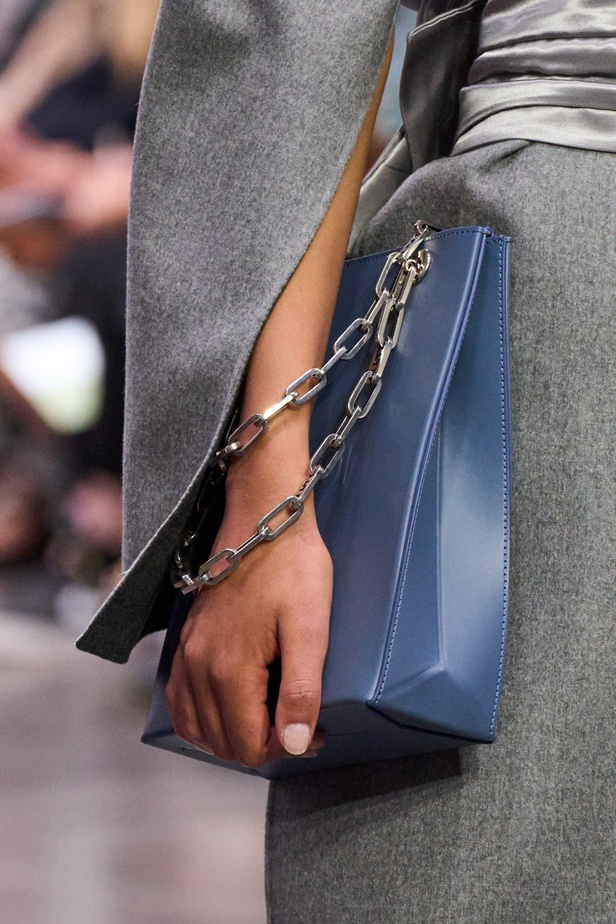 عرض أزياء Fendi  لربيع وصيف 2023 يضفي بُعدًا جديدًا للأزياء العمليّة