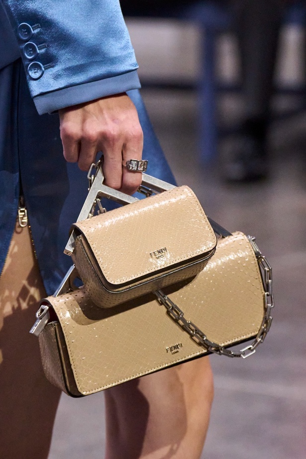 عرض أزياء Fendi  لربيع وصيف 2023 يضفي بُعدًا جديدًا للأزياء العمليّة