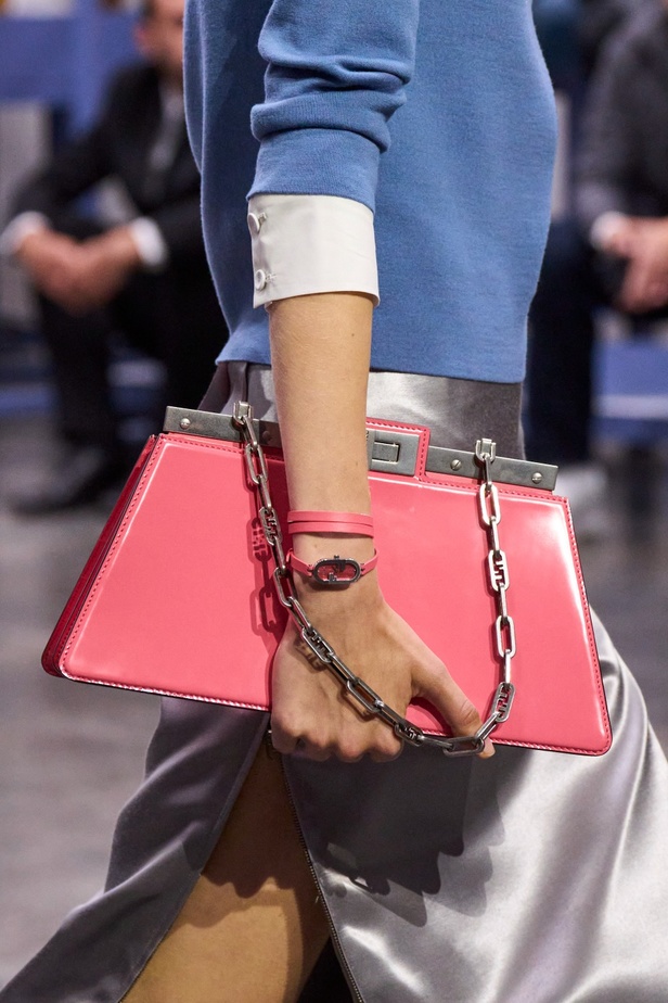 عرض أزياء Fendi  لربيع وصيف 2023 يضفي بُعدًا جديدًا للأزياء العمليّة
