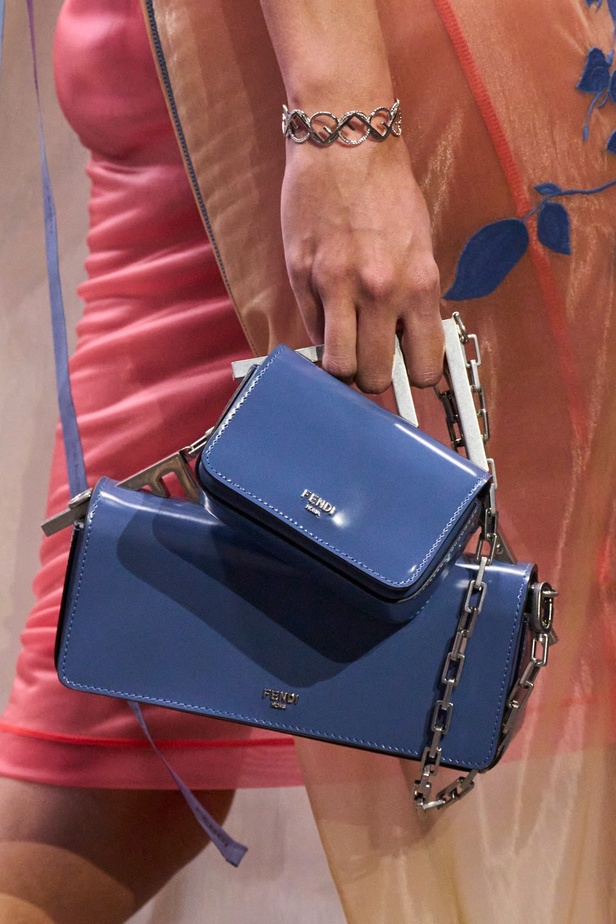 عرض أزياء Fendi  لربيع وصيف 2023 يضفي بُعدًا جديدًا للأزياء العمليّة