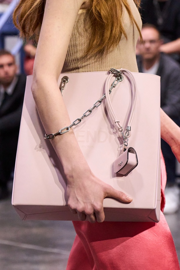 عرض أزياء Fendi  لربيع وصيف 2023 يضفي بُعدًا جديدًا للأزياء العمليّة