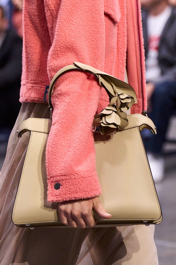 عرض أزياء Fendi  لربيع وصيف 2023 يضفي بُعدًا جديدًا للأزياء العمليّة