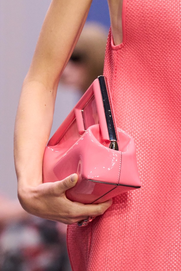 عرض أزياء Fendi  لربيع وصيف 2023 يضفي بُعدًا جديدًا للأزياء العمليّة