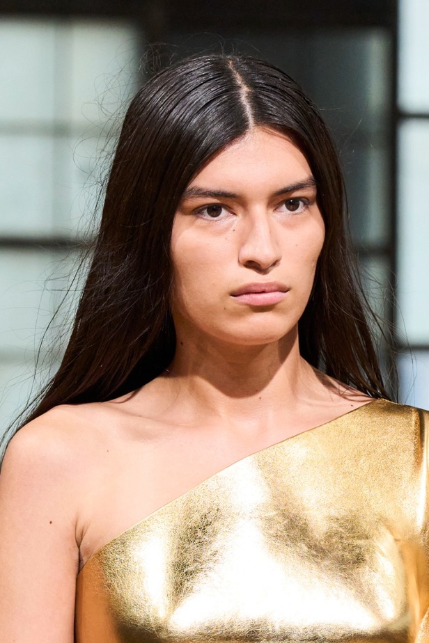 مجموعة Gabriela Hearst لربيع وصيف 2022.. عودة الى اللون الذهبي والتطريز