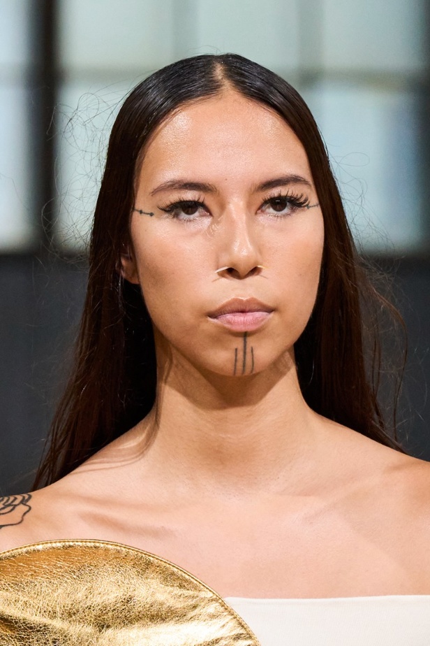 مجموعة Gabriela Hearst لربيع وصيف 2022.. عودة الى اللون الذهبي والتطريز