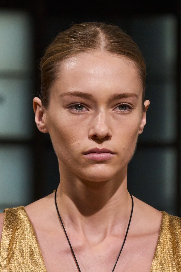 مجموعة Gabriela Hearst لربيع وصيف 2022.. عودة الى اللون الذهبي والتطريز