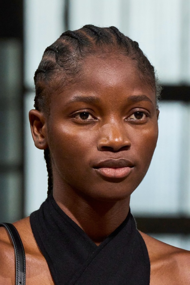 مجموعة Gabriela Hearst لربيع وصيف 2022.. عودة الى اللون الذهبي والتطريز