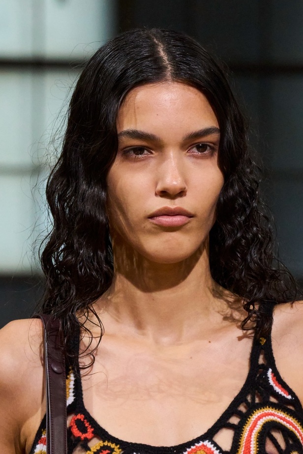 مجموعة Gabriela Hearst لربيع وصيف 2022.. عودة الى اللون الذهبي والتطريز