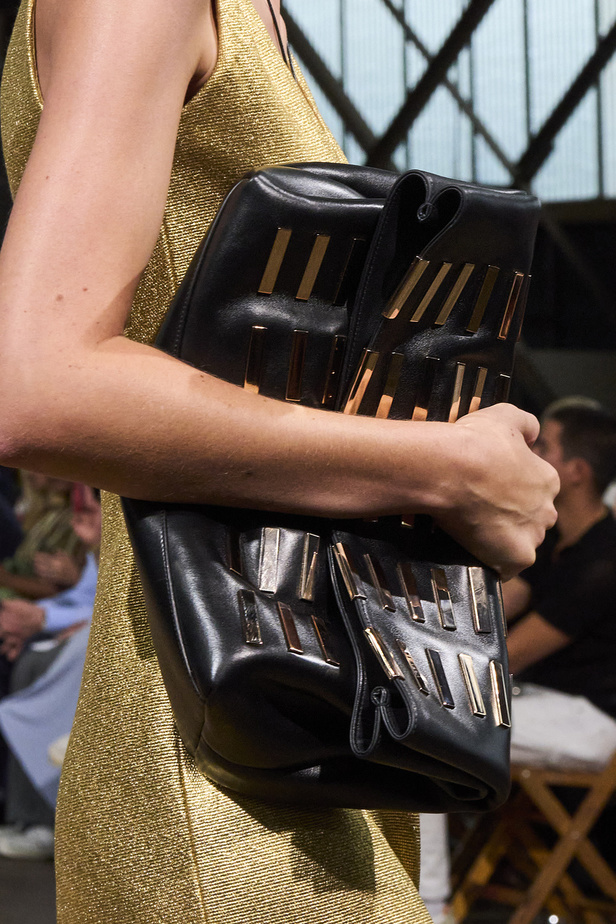 مجموعة Gabriela Hearst لربيع وصيف 2022.. عودة الى اللون الذهبي والتطريز