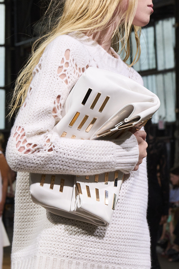 مجموعة Gabriela Hearst لربيع وصيف 2022.. عودة الى اللون الذهبي والتطريز