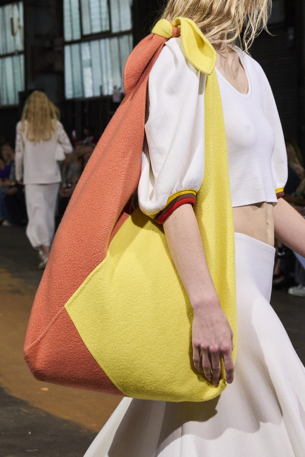 مجموعة Gabriela Hearst لربيع وصيف 2022.. عودة الى اللون الذهبي والتطريز