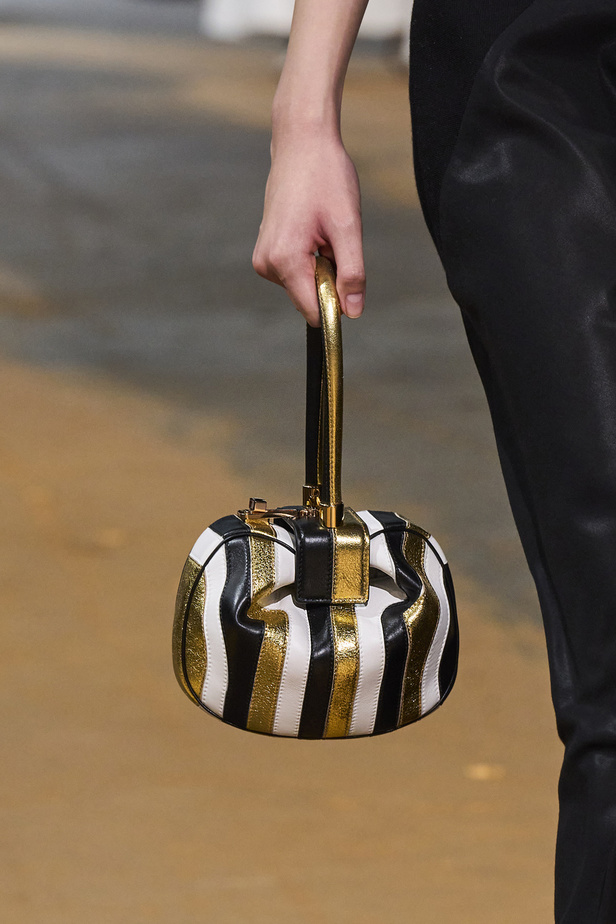 مجموعة Gabriela Hearst لربيع وصيف 2022.. عودة الى اللون الذهبي والتطريز