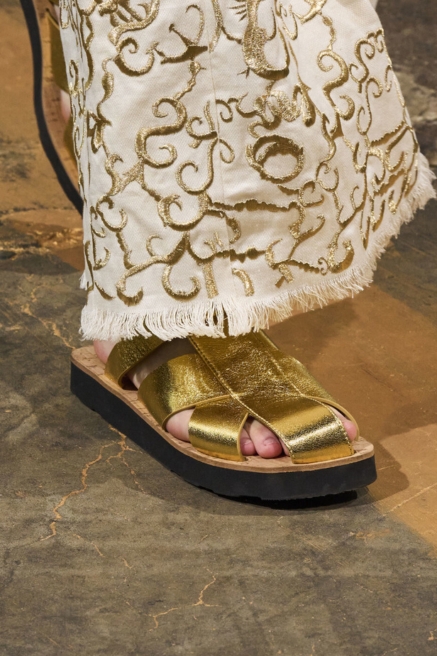 مجموعة Gabriela Hearst لربيع وصيف 2022.. عودة الى اللون الذهبي والتطريز