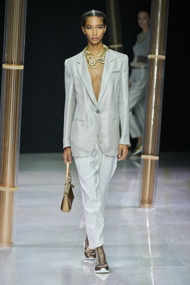 من مجموعة جيورجيو ارماني لموسم ربيع وصيف 2023