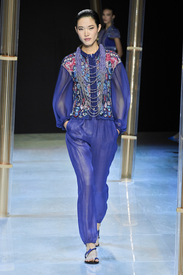 من مجموعة جيورجيو ارماني لموسم ربيع وصيف 2023