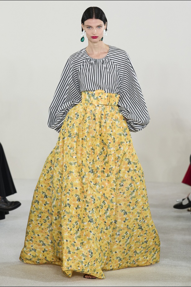 مجموعة كارولينا هيريرا لربيع وصيف 2023.. قطع مزخرفة وتصاميم استثنائية