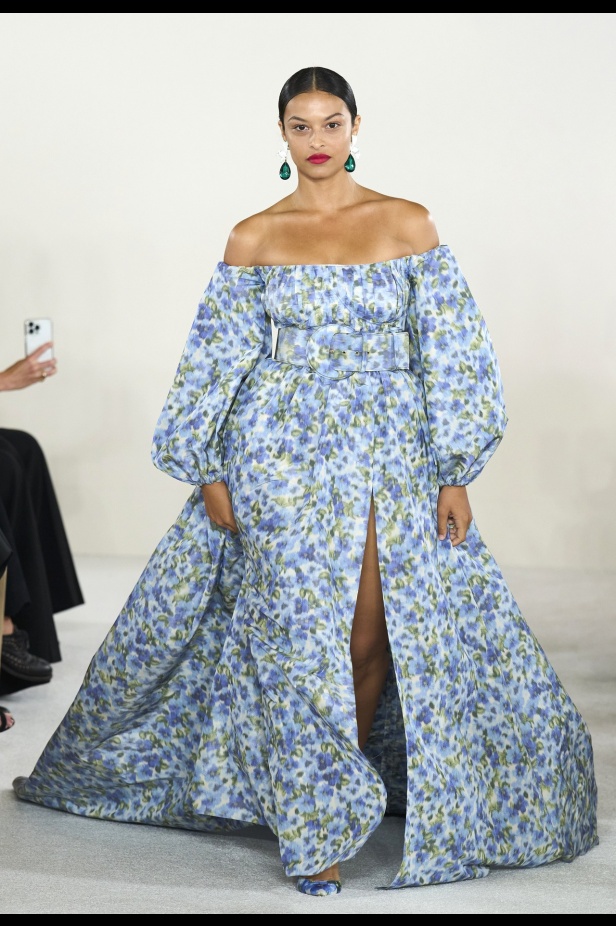 مجموعة كارولينا هيريرا لربيع وصيف 2023.. قطع مزخرفة وتصاميم استثنائية