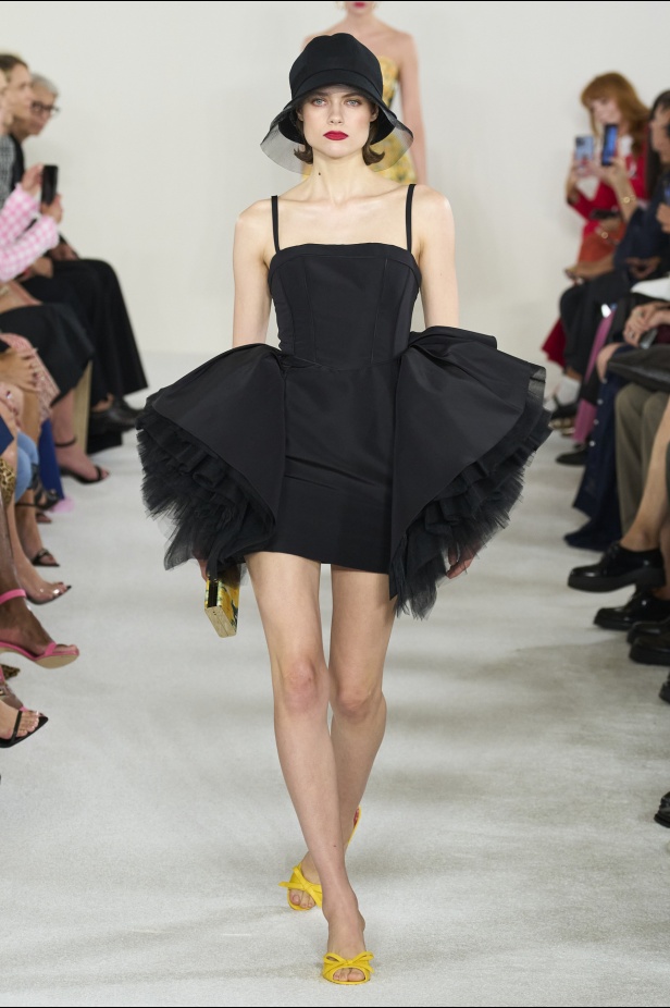 مجموعة كارولينا هيريرا لربيع وصيف 2023.. قطع مزخرفة وتصاميم استثنائية