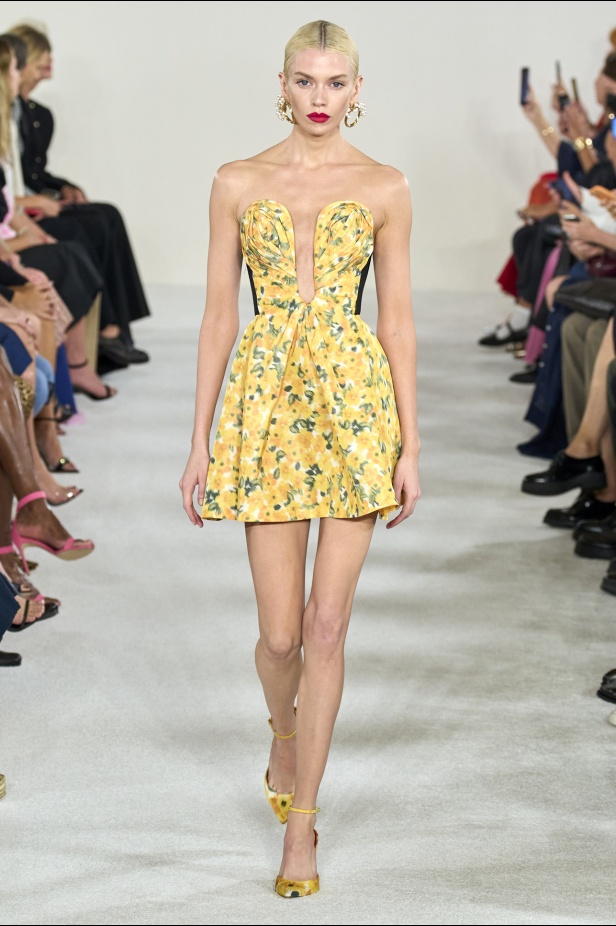 مجموعة كارولينا هيريرا لربيع وصيف 2023.. قطع مزخرفة وتصاميم استثنائية