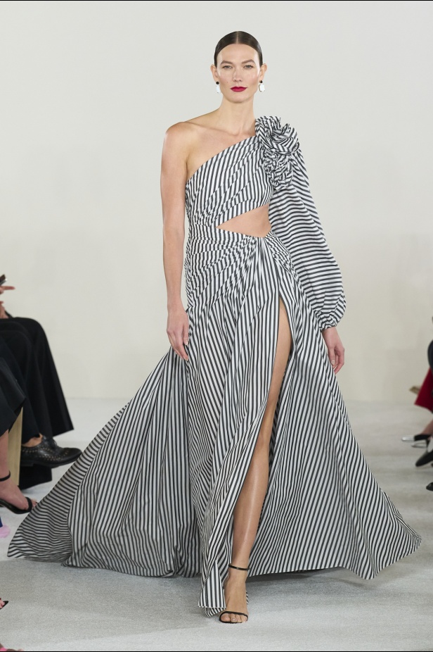 مجموعة كارولينا هيريرا لربيع وصيف 2023.. قطع مزخرفة وتصاميم استثنائية