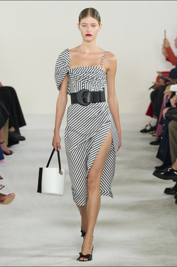 مجموعة كارولينا هيريرا لربيع وصيف 2023.. قطع مزخرفة وتصاميم استثنائية