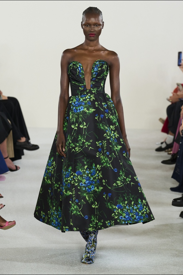 مجموعة كارولينا هيريرا لربيع وصيف 2023.. قطع مزخرفة وتصاميم استثنائية