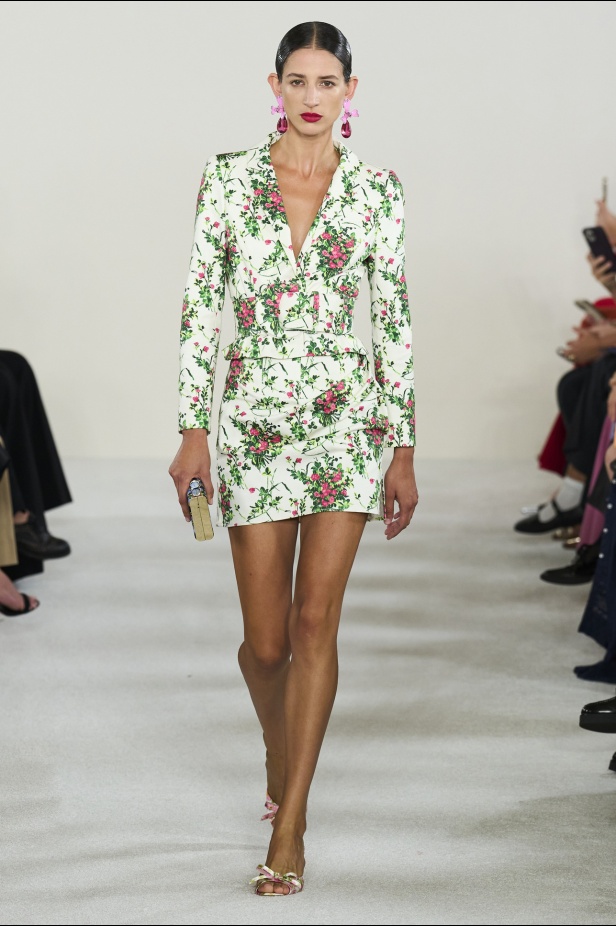 مجموعة كارولينا هيريرا لربيع وصيف 2023.. قطع مزخرفة وتصاميم استثنائية