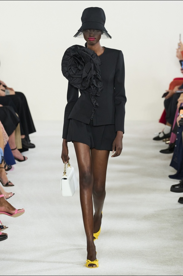 مجموعة كارولينا هيريرا لربيع وصيف 2023.. قطع مزخرفة وتصاميم استثنائية