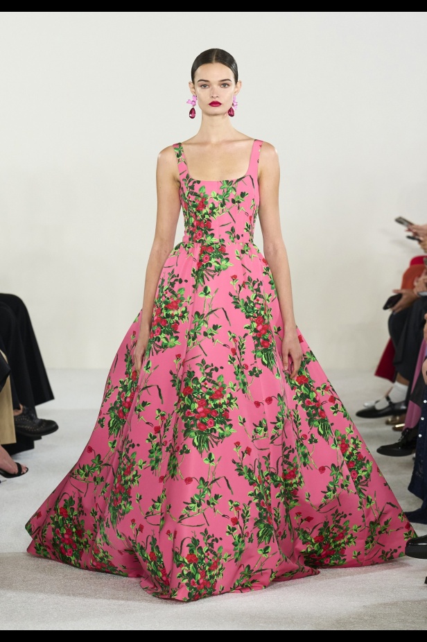 مجموعة كارولينا هيريرا لربيع وصيف 2023.. قطع مزخرفة وتصاميم استثنائية