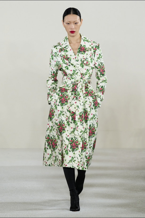 مجموعة كارولينا هيريرا لربيع وصيف 2023.. قطع مزخرفة وتصاميم استثنائية