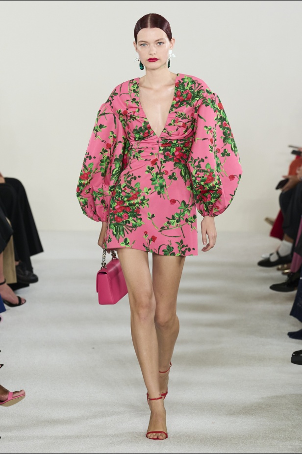 مجموعة كارولينا هيريرا لربيع وصيف 2023.. قطع مزخرفة وتصاميم استثنائية