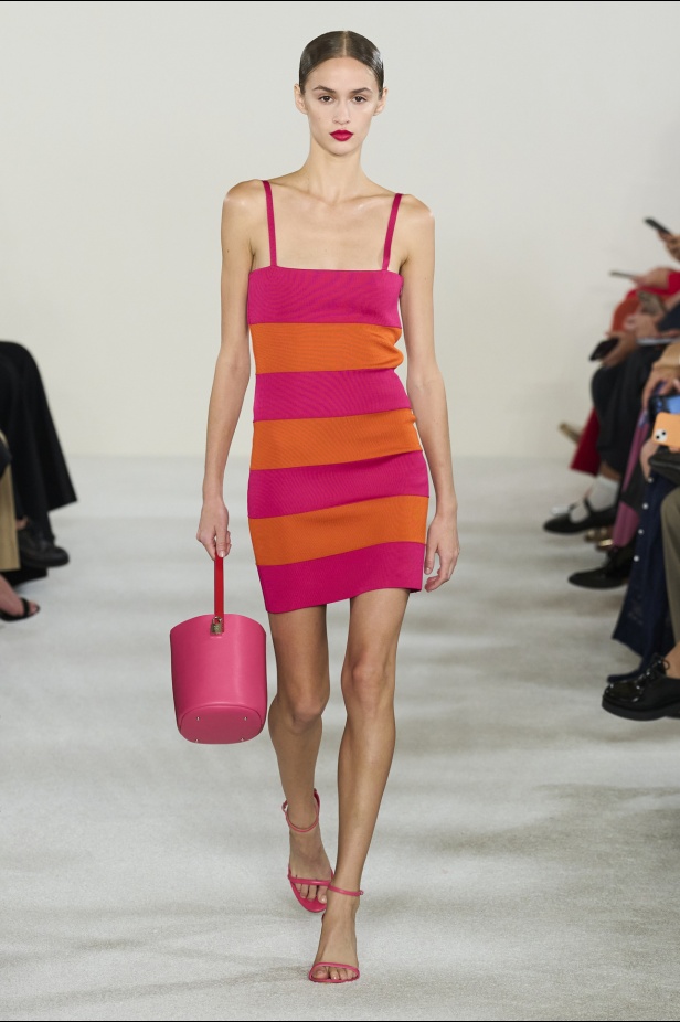 مجموعة كارولينا هيريرا لربيع وصيف 2023.. قطع مزخرفة وتصاميم استثنائية