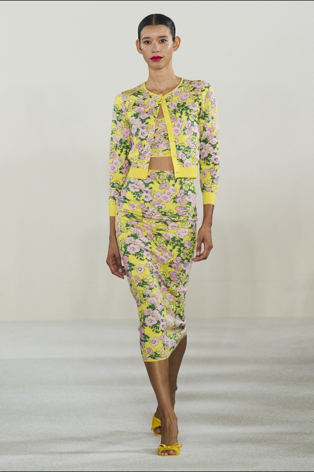 مجموعة كارولينا هيريرا لربيع وصيف 2023.. قطع مزخرفة وتصاميم استثنائية