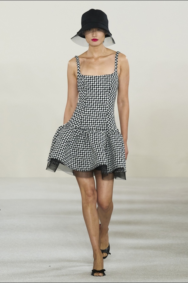 مجموعة كارولينا هيريرا لربيع وصيف 2023.. قطع مزخرفة وتصاميم استثنائية