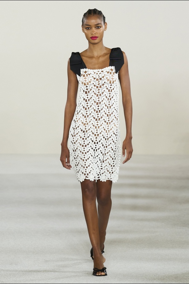 مجموعة كارولينا هيريرا لربيع وصيف 2023.. قطع مزخرفة وتصاميم استثنائية