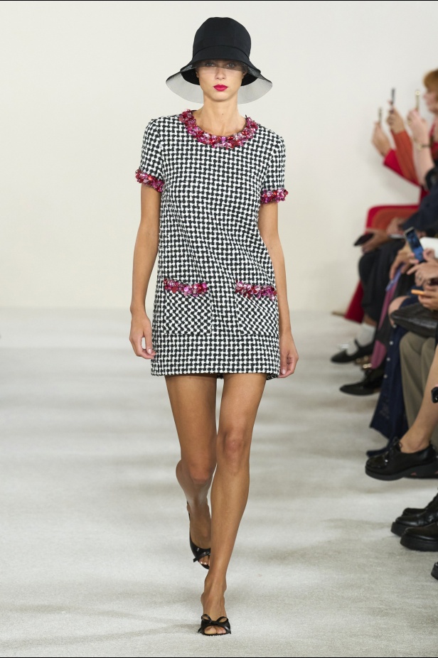 مجموعة كارولينا هيريرا لربيع وصيف 2023.. قطع مزخرفة وتصاميم استثنائية