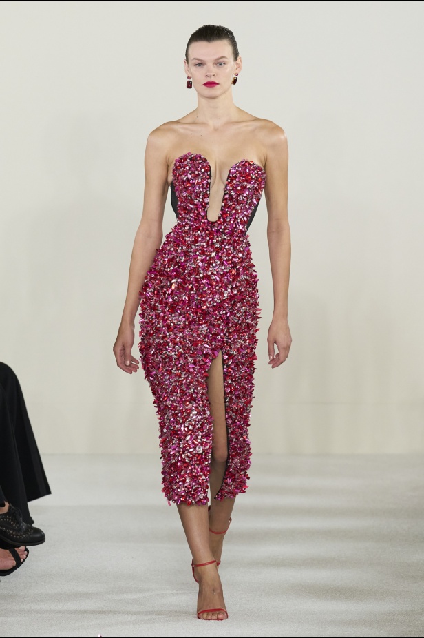 مجموعة كارولينا هيريرا لربيع وصيف 2023.. قطع مزخرفة وتصاميم استثنائية