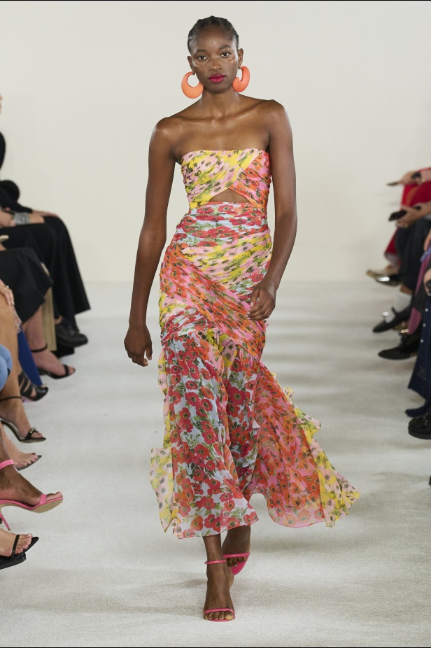 مجموعة كارولينا هيريرا لربيع وصيف 2023.. قطع مزخرفة وتصاميم استثنائية