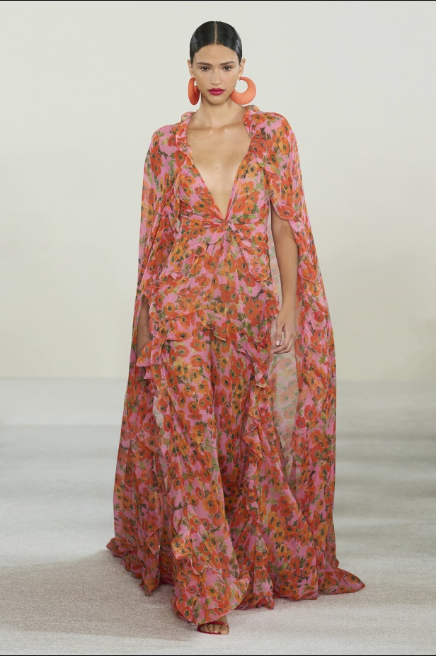 مجموعة كارولينا هيريرا لربيع وصيف 2023.. قطع مزخرفة وتصاميم استثنائية