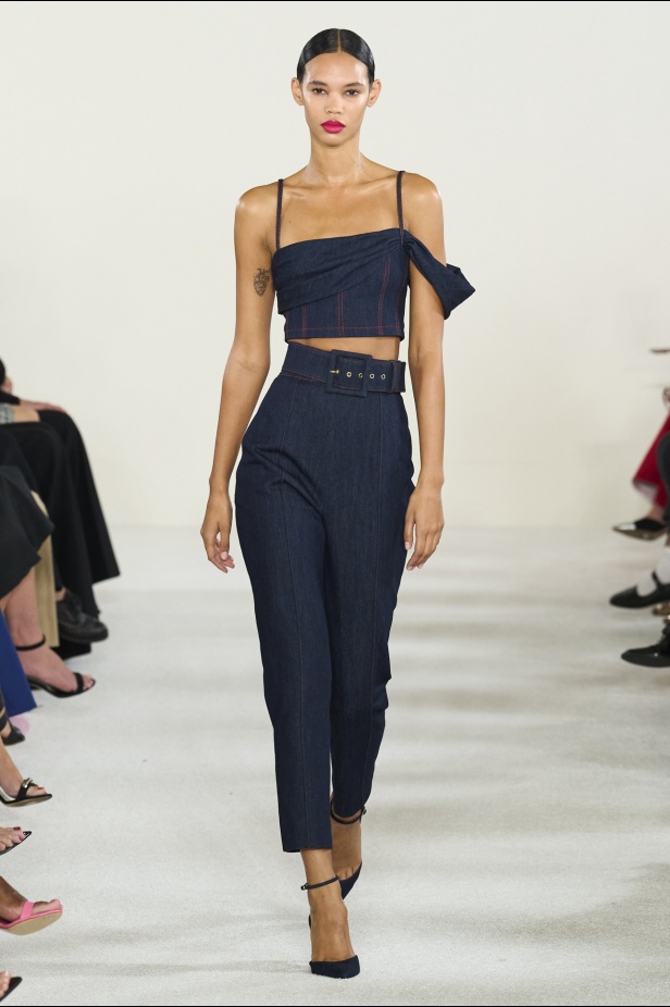 مجموعة كارولينا هيريرا لربيع وصيف 2023.. قطع مزخرفة وتصاميم استثنائية