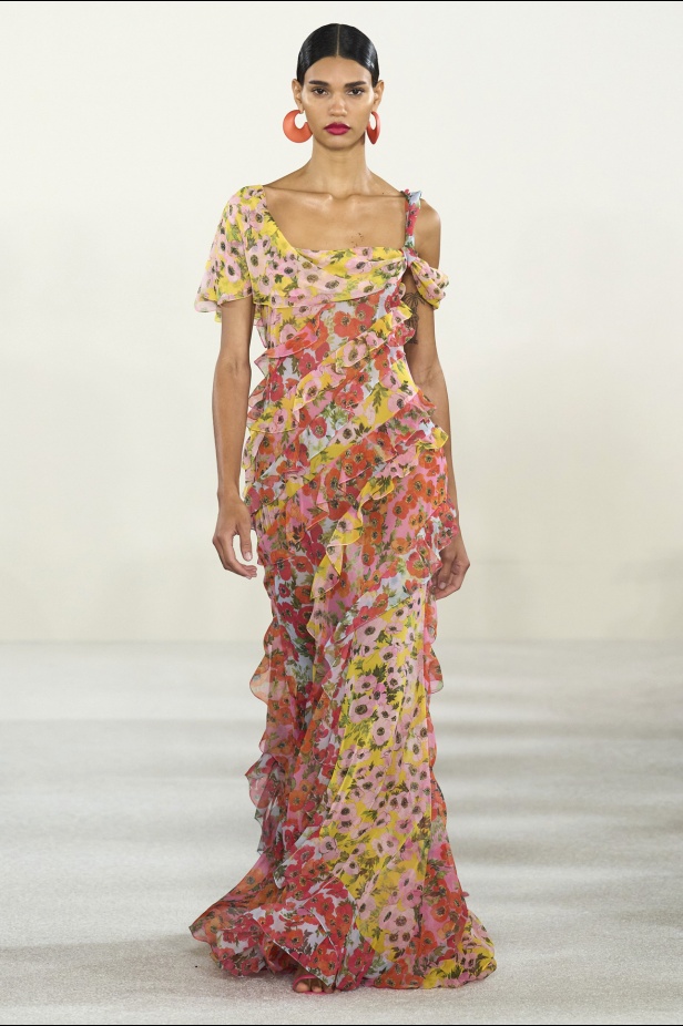 مجموعة كارولينا هيريرا لربيع وصيف 2023.. قطع مزخرفة وتصاميم استثنائية