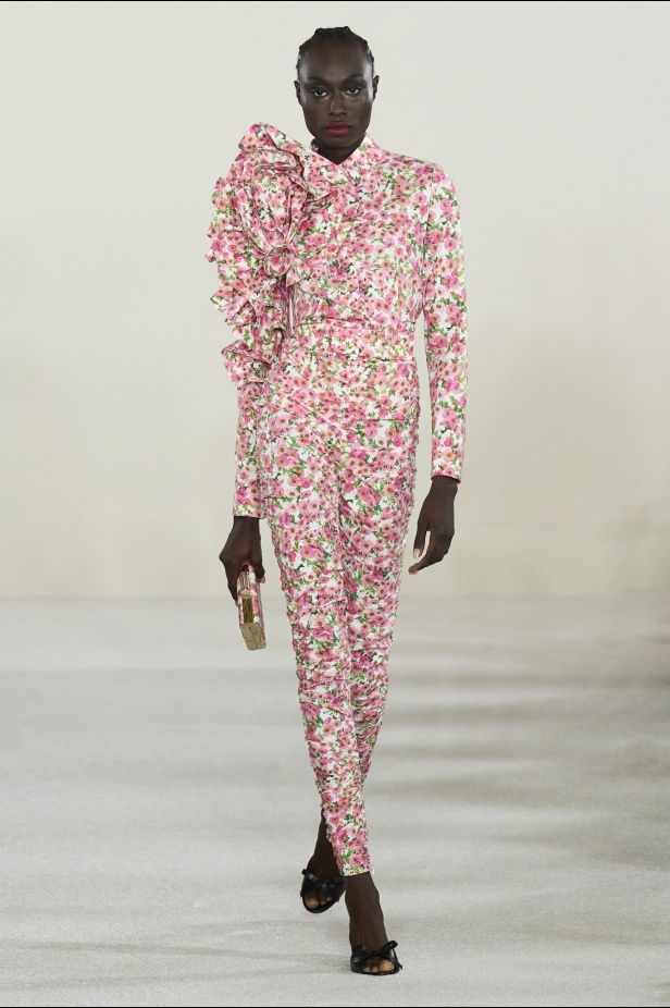 مجموعة كارولينا هيريرا لربيع وصيف 2023.. قطع مزخرفة وتصاميم استثنائية