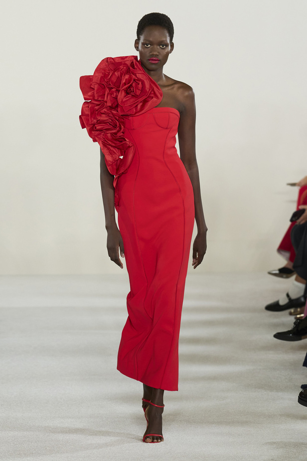 مجموعة كارولينا هيريرا لربيع وصيف 2023.. قطع مزخرفة وتصاميم استثنائية