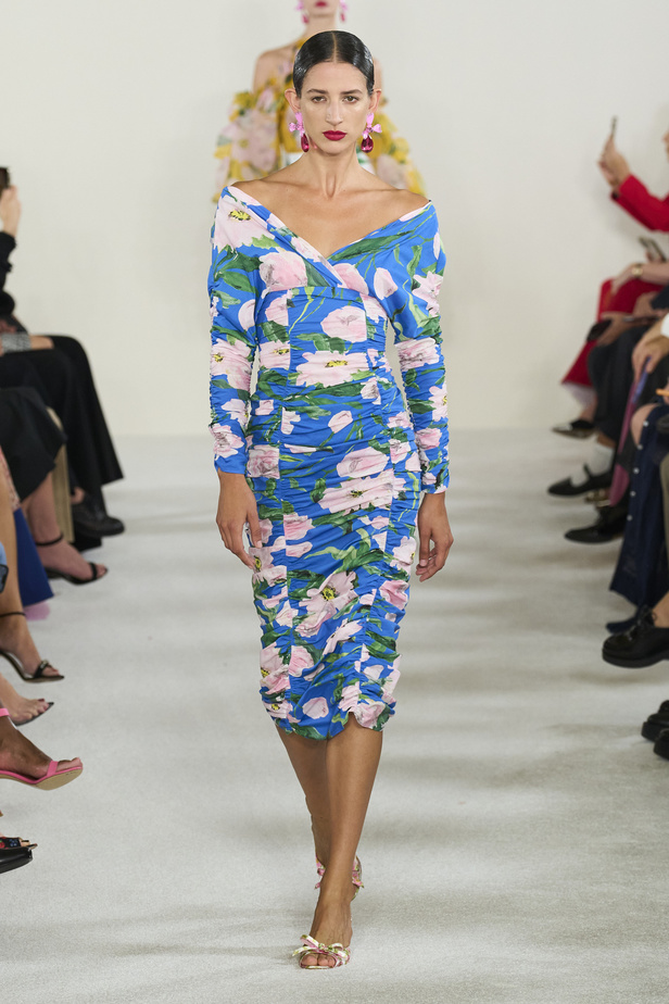 مجموعة كارولينا هيريرا لربيع وصيف 2023.. قطع مزخرفة وتصاميم استثنائية