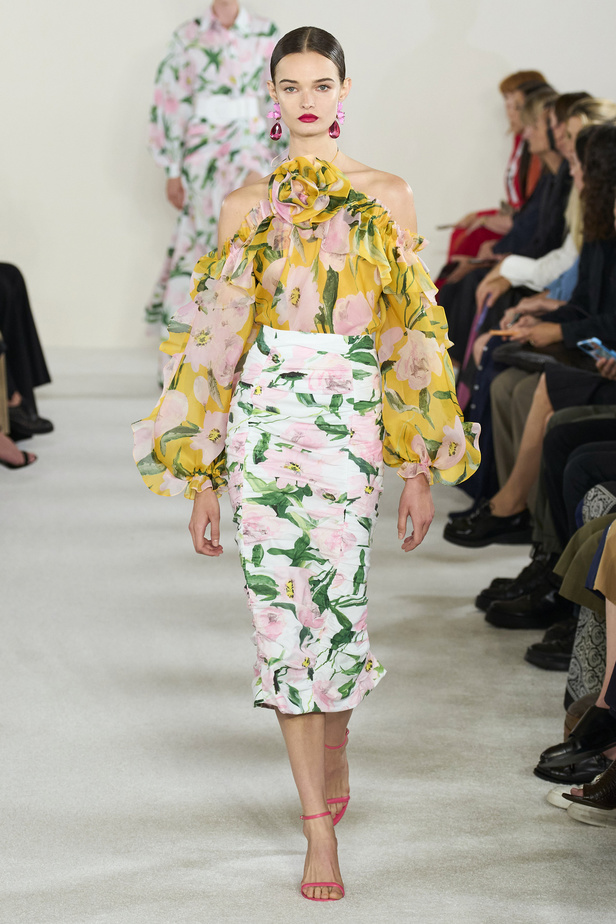 مجموعة كارولينا هيريرا لربيع وصيف 2023.. قطع مزخرفة وتصاميم استثنائية