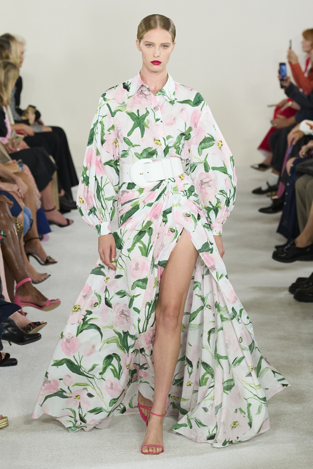 مجموعة كارولينا هيريرا لربيع وصيف 2023.. قطع مزخرفة وتصاميم استثنائية