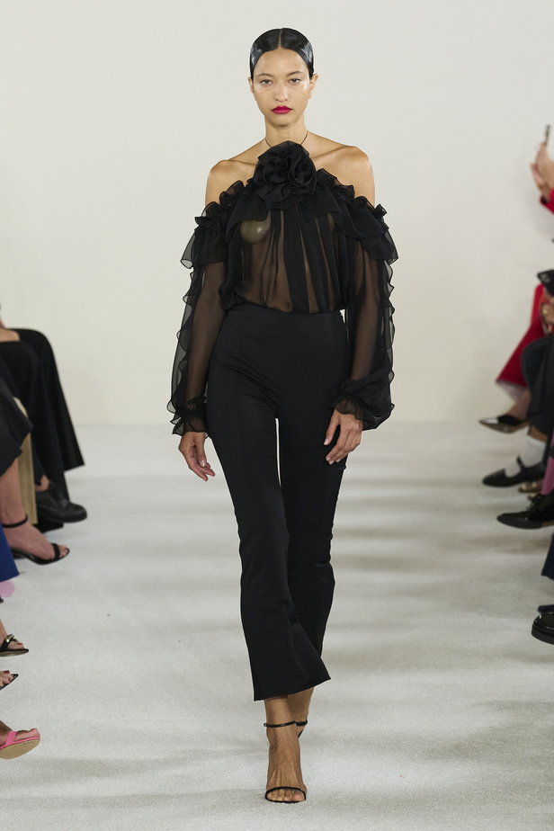 مجموعة كارولينا هيريرا لربيع وصيف 2023.. قطع مزخرفة وتصاميم استثنائية