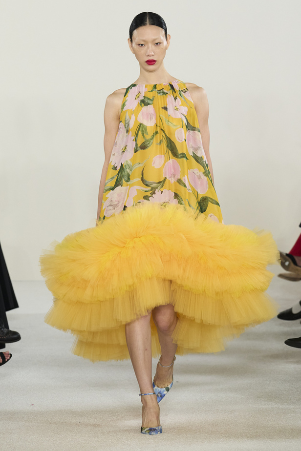 مجموعة كارولينا هيريرا لربيع وصيف 2023.. قطع مزخرفة وتصاميم استثنائية