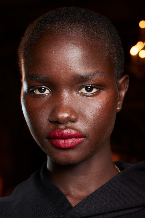 مجموعة كارولينا هيريرا لربيع وصيف 2023.. قطع مزخرفة وتصاميم استثنائية